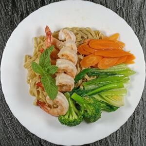 Nouille sauté aux légumes et aux crevettes